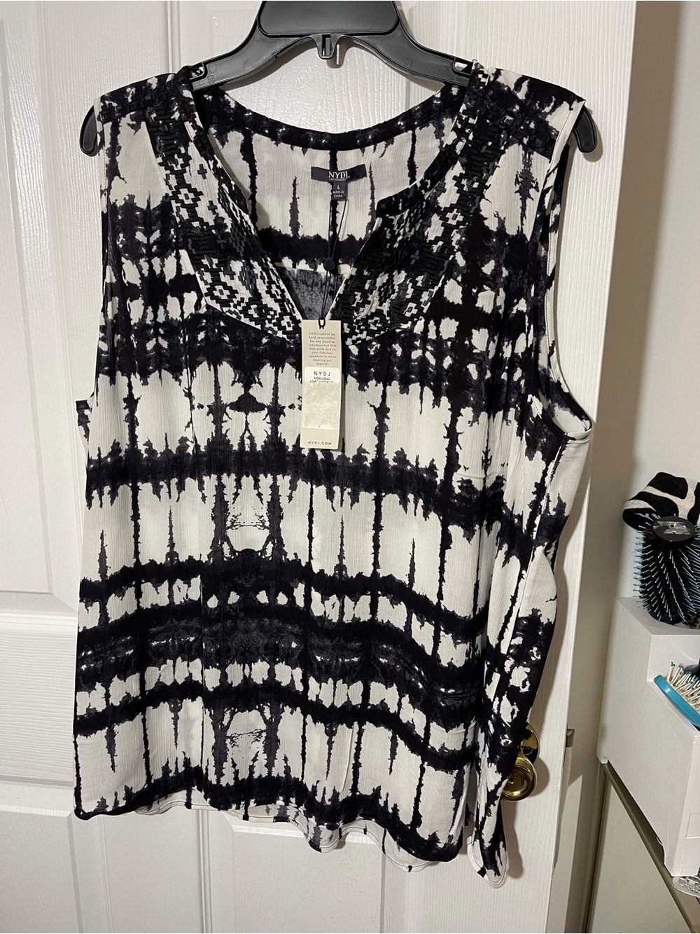 NYDJ Black & White Tie-Dye V-Neck Sleeveless Camisole
